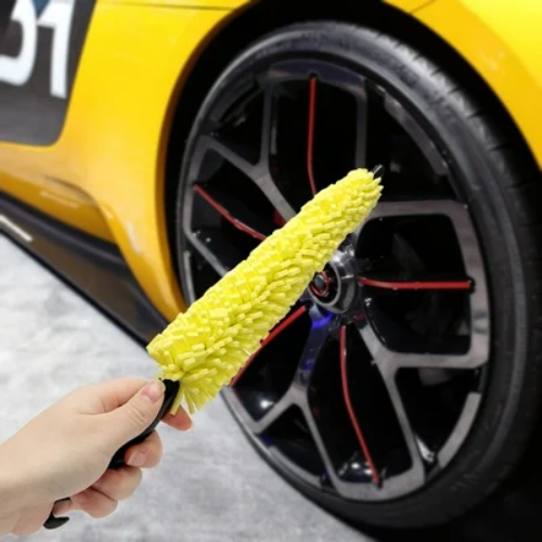 Thick microfiber chenille car wash mitt glove, soft and scratch-free for safe paint cleaning.